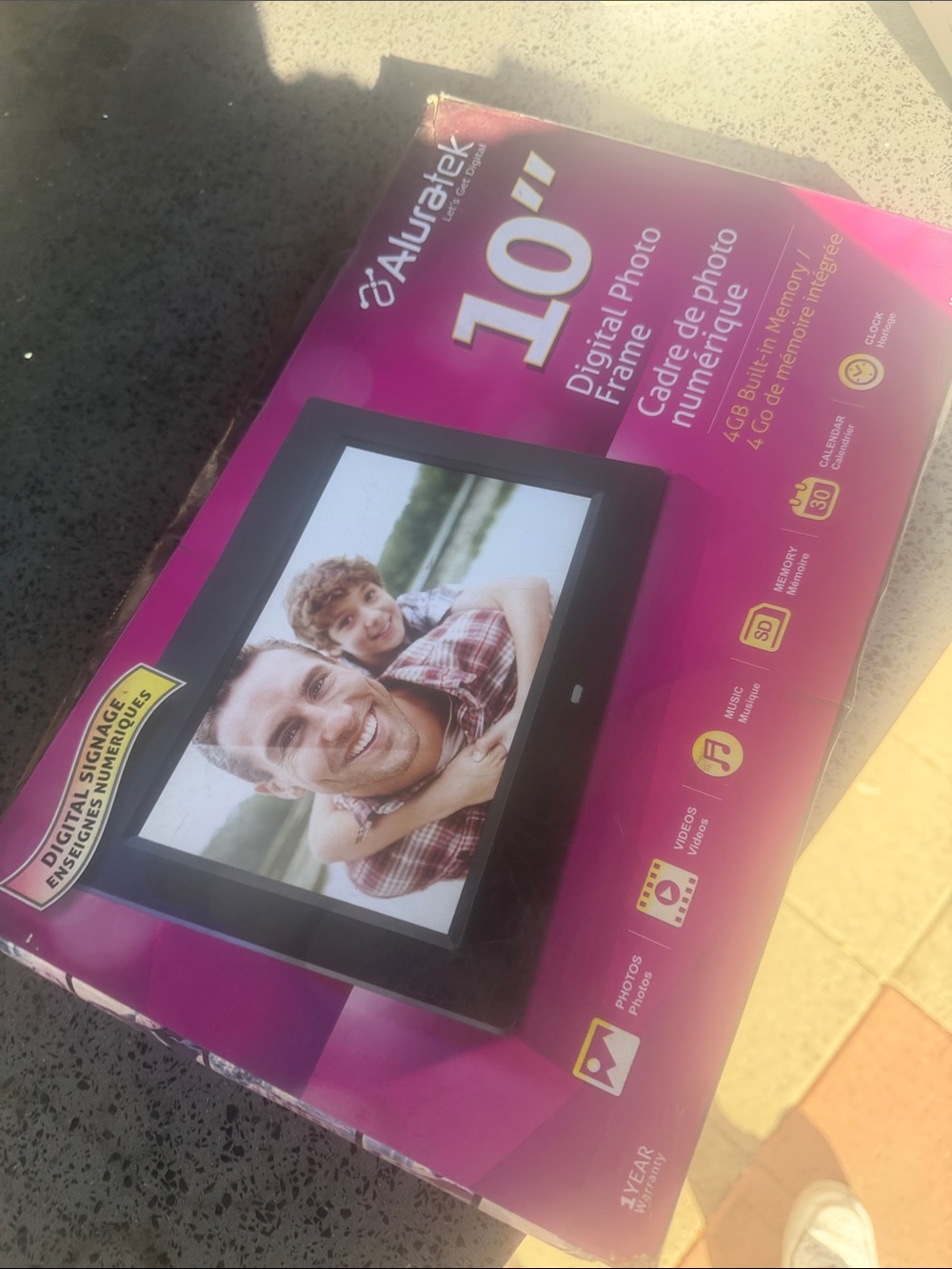 Aluratek 10 inch LCD Digital High Quality Photo Frame new damaged box